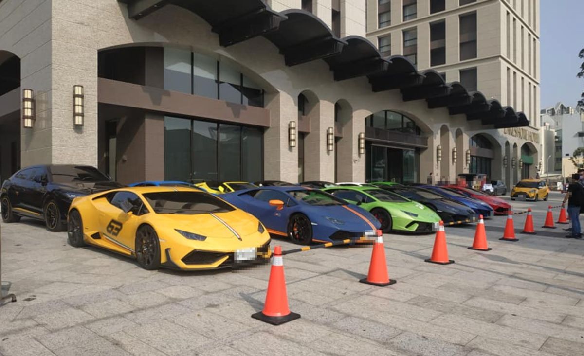 ▲一名女網友今（11）日要上班時，看到飯店前停滿14輛千萬豪車，市價更是破億元，讓她直呼「要是擦到的話我的內臟不夠賠啊」。（圖／翻攝自《爆廢1公社》）