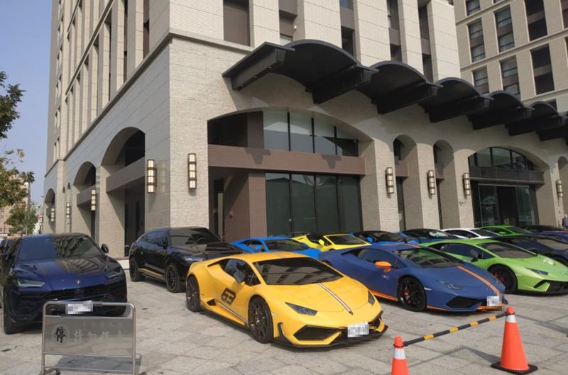 ▲飯店前停滿14輛千萬豪車,市價更是破億元。(圖/翻攝自《爆廢1公社》)