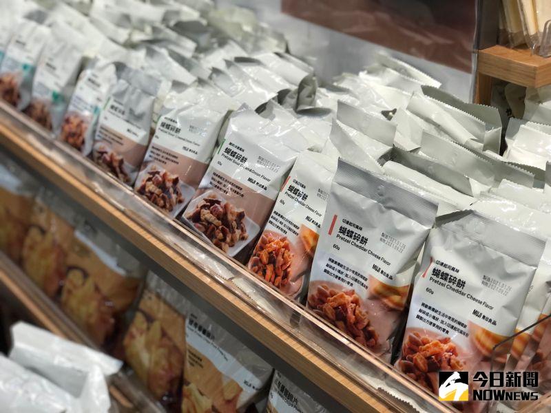 ▲日系品牌無印良品MUJI喊出「良質良值」降價運動,即時迷你拉麵系列還有蝴蝶碎餅系列,都從49元調降到39元,降幅20.4%。(圖/記者劉雅文拍攝)