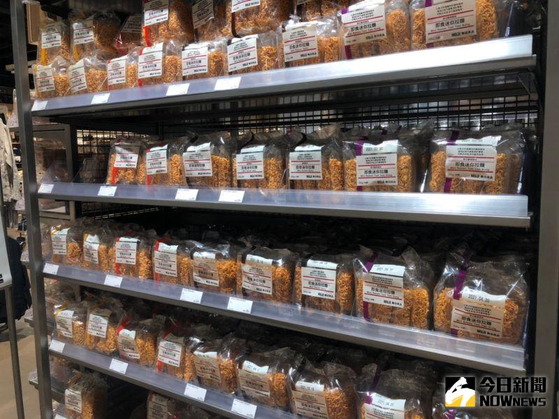 ▲日系品牌無印良品MUJI喊出「良質良值」降價運動,即時迷你拉麵系列還有蝴蝶碎餅系列,都從49元調降到39元,降幅20.4%。(圖/記者劉雅文拍攝)