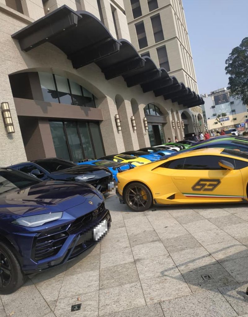 ▲飯店前停滿14輛千萬豪車,市價更是破億元。(圖/翻攝自《爆廢1公社》)