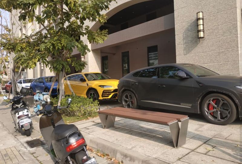 ▲一旁還有五輛藍寶堅尼的休旅車。(圖/翻攝自《爆廢1公社》)