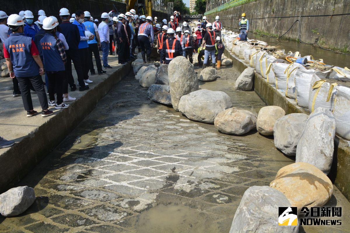 ▲新北市長侯友宜今（11）日前往中和區視察藤寮坑溝啟動水環境營造工程，並體驗人工砌石。（圖／記者陳志仁攝，2021.03.11）