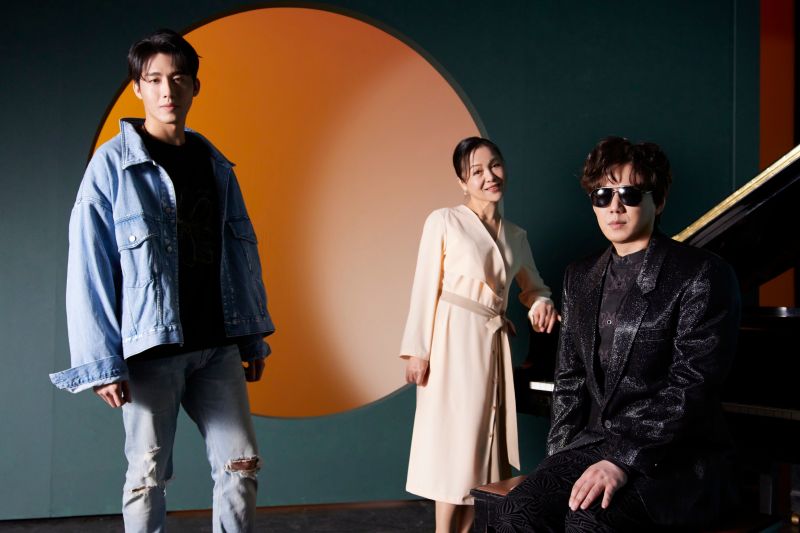 ▲黃昺翔（左起）、潘麗麗、蕭煌奇推出合作台語單曲《舞台》。（圖／環球音樂提供）