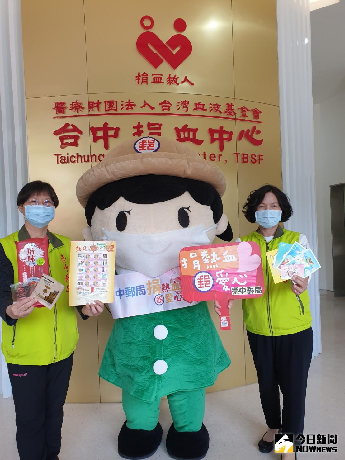 ▲台中郵局鼓勵捐熱血，13日在大買家國光店辦捐血，凡捐血一袋致贈超商卡及好禮多多。（圖／記者金武鳳攝，2021.3.11)
