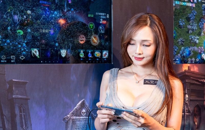 ▲更有實況主在網路上分享自己玩《天堂M》的影片,同時更呼籲「疫情變嚴重了,在家玩天堂M或游戲最安全」。(圖/翻攝自《天堂M》臉書粉專)