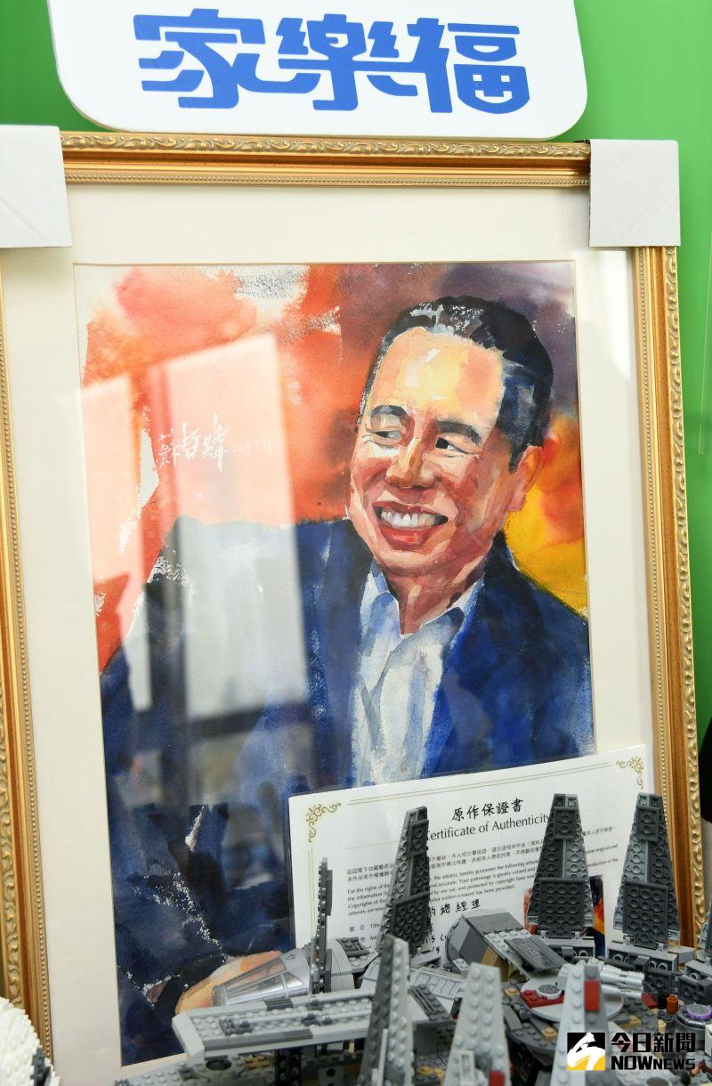 ▲台灣家樂福總經理王俊超的辦公室中，赫然發現一幅神韻相似的自畫像。（圖／記者林調遜拍攝）