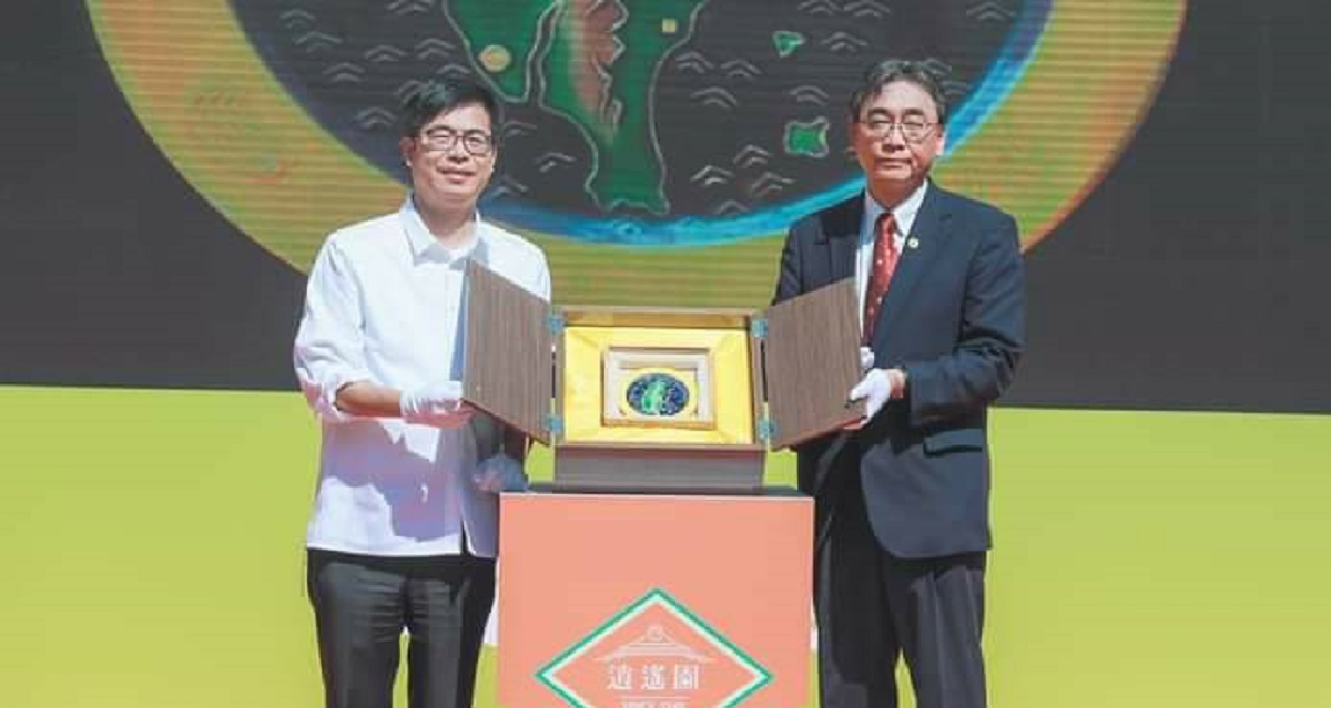 ▲高雄市長陳其邁與日本交流協會高雄事務所所長加藤英次代表出借全球只剩兩只、非常珍貴的「逍遙園紀念瓷盤」，作為逍遙園再啟的重要展示品。（圖／截自史哲臉書）