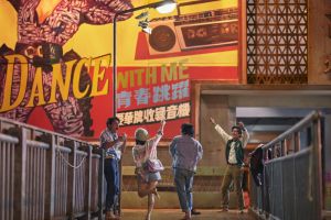 ▲《天橋上的魔術師》魔幻重現了80年代的生活氛圍與中華商場的獨特記憶。(圖片提供/公視、myVideo)