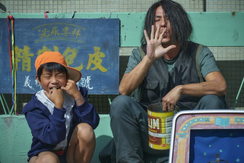 ▲在第一集中,飾演魔術師的莊凱勛(右)以最普通的流浪漢形象和小不點相遇。(圖片提供/公視、myVideo)