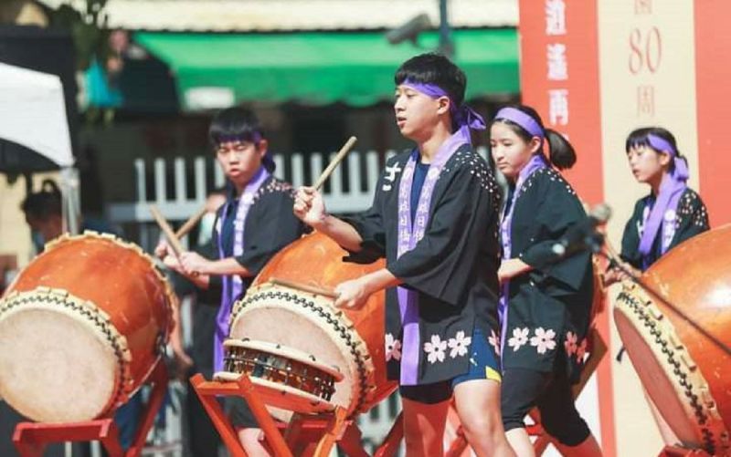 ▲在逍遙園重新開園當天,高雄日僑學校的同學們更特別以傳統日本太鼓演出來做為開園典禮的序曲。(圖/截自史哲臉書)