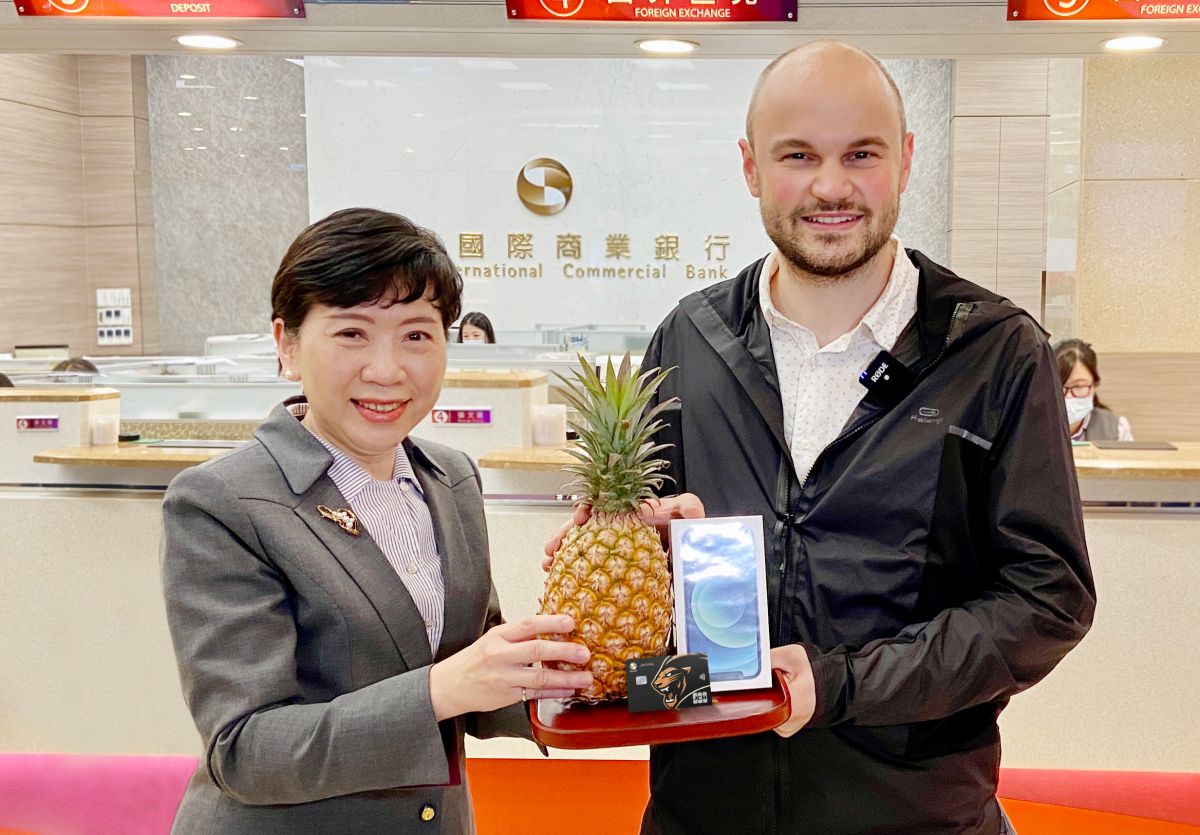 ▲徐瑞斐(Felix Steger)身為台北歐洲學校的外籍老師僅因為刷卡，幸運獲得兆豐國際商銀贈送的iPhone 12。（圖／兆豐商銀提供）
