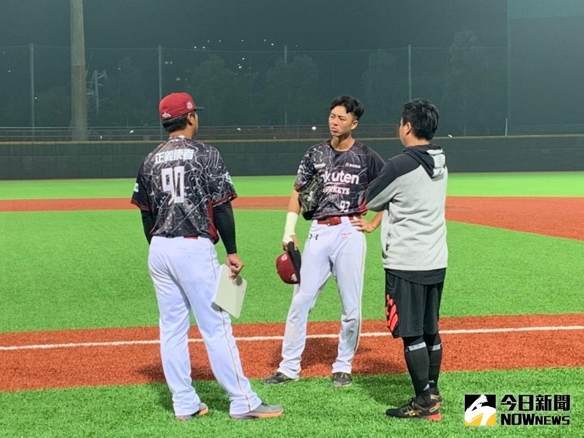 ▲樂天桃猿林楷錡（中）。（圖／吳政紘攝）