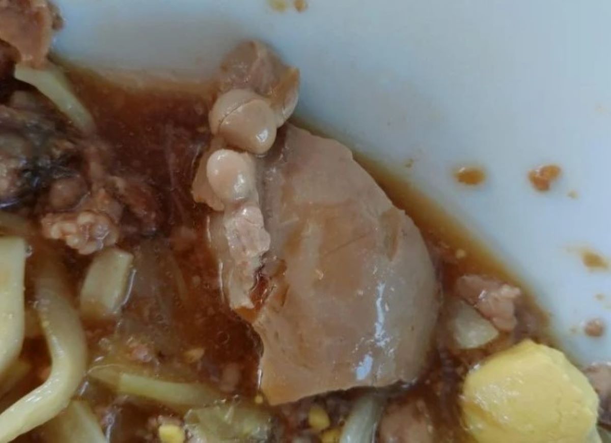 ▲有名網友指出將滷蛋吃了快一大半，才發現上頭長了詭異泡泡，讓他好奇「怎麼產生的？」對此，就有位家中開小吃店的女網友解惑。（圖／翻攝Dcard）