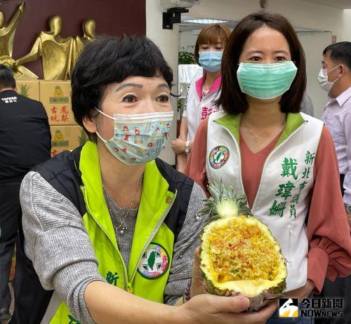 ▲新北市議員王淑慧與介紹吃鳳梨炒飯的好處，戴瑋珊也在一旁頻頻點頭支持。（圖／記者陳志仁攝，2021.03.11）