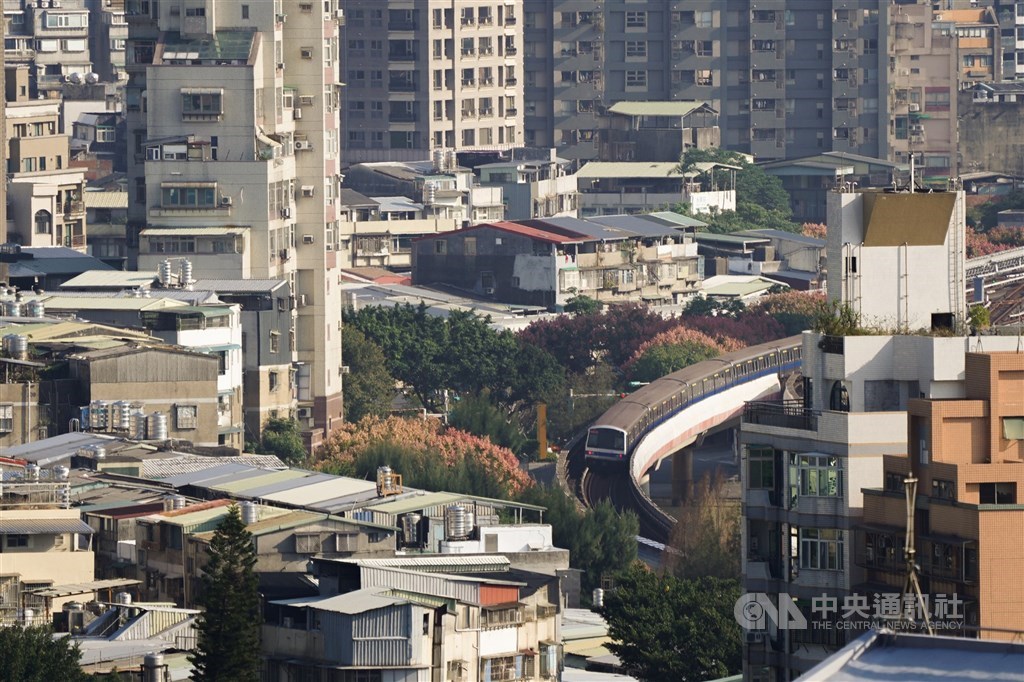 ▲行政院會11日通過「房地合一」所得稅法修正草案，個人、法人持有2年內賣房將課45%；持有超過2年、未逾5年課35%。（中央社檔案照片）