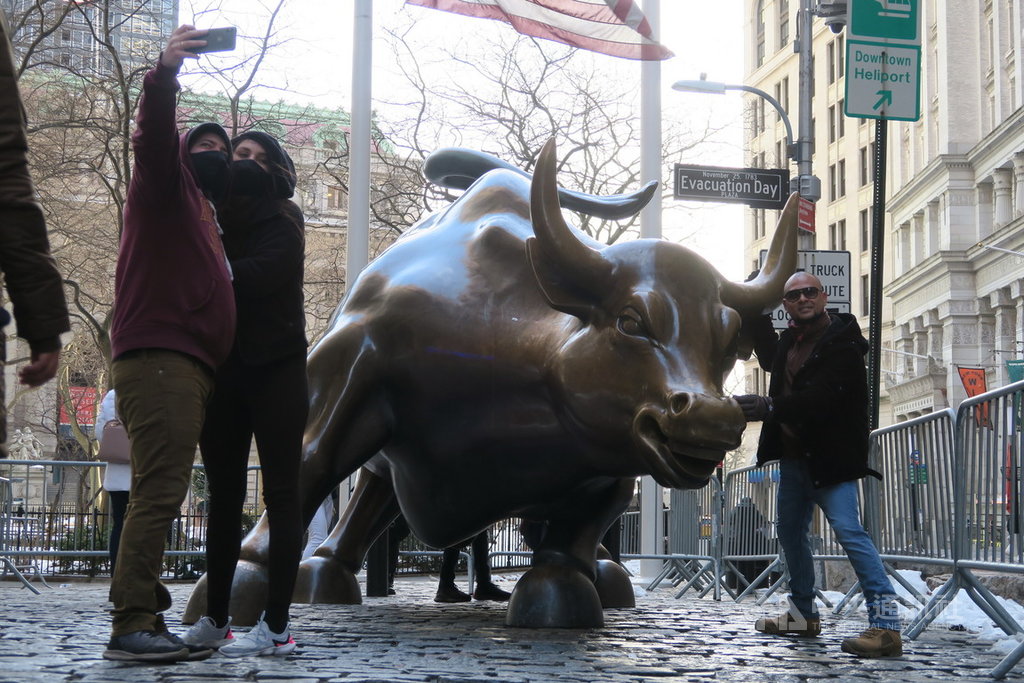 ▲標普500指數跟進道瓊指數攻上歷史新高點，台積電美國存託憑證（ADR）漲幅直逼6%。中央社記者尹俊傑紐約攝 110年3月11日