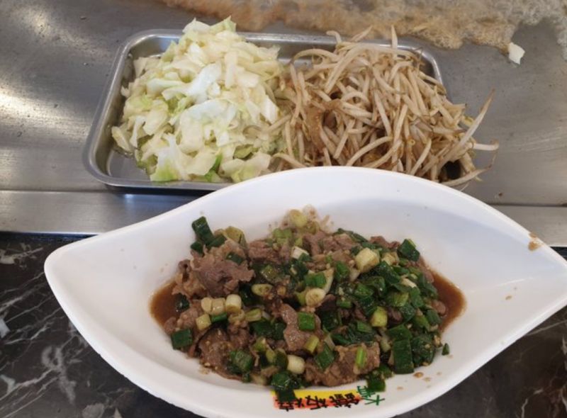 ▲鐵板燒最經典的配菜就是豆芽菜+高麗菜，以及一份主餐。（示意圖／翻攝自PTT）