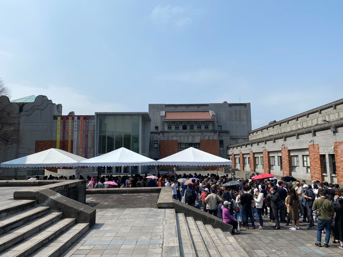 ▲日本當代藝術家奈良美智 ( YOSHITOMO NARA )接受文化總會邀請，首度來台舉辦個展，今（12）日開展，截止目前約800人排隊等待，約需等3小時，主辦單位文化總會呼籲，請暫緩前來觀展。（圖/文化總會提供）