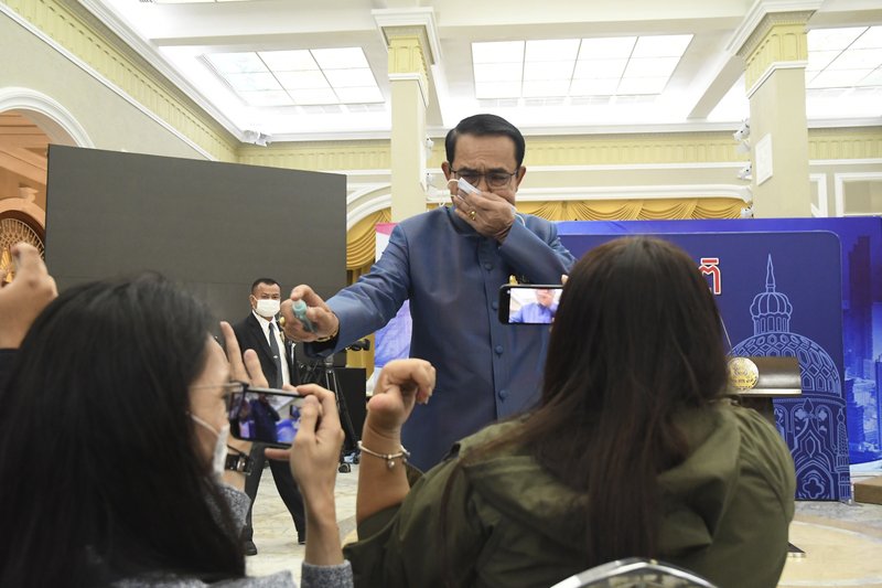 ▲泰國總理帕拉育9日在記者會上，拿出酒精朝記者臉狂噴20多下，引發爭議。（圖／美聯社／達志影像）