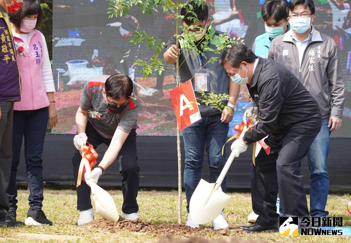 ▲鄭文燦與台積電副總廖德堆共同種下一株光臘樹。（圖／記者李春台攝，2021.03.12）