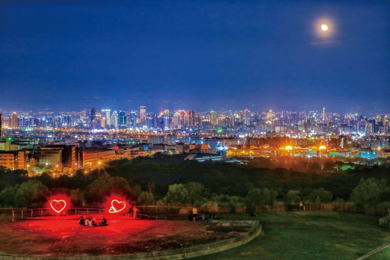 ▲望高寮夜景公園依偎感受大肚山璀璨燈景,十分浪漫。(圖/觀旅局提供2021.3.12)