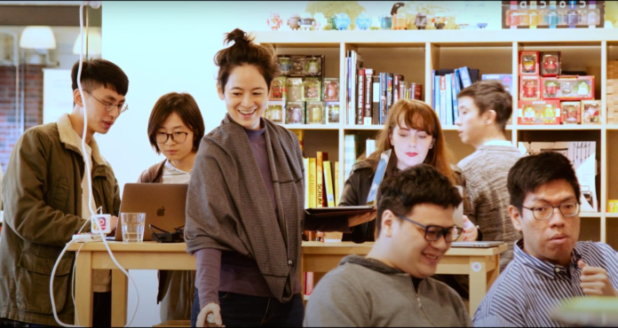 ▲執行長John Fan指出自己的「矽谷模式」公司非常喜歡聽員工的想法，也透露這樣的理念對許多人來說需要一點調適的時間。(圖／擷取自影片）