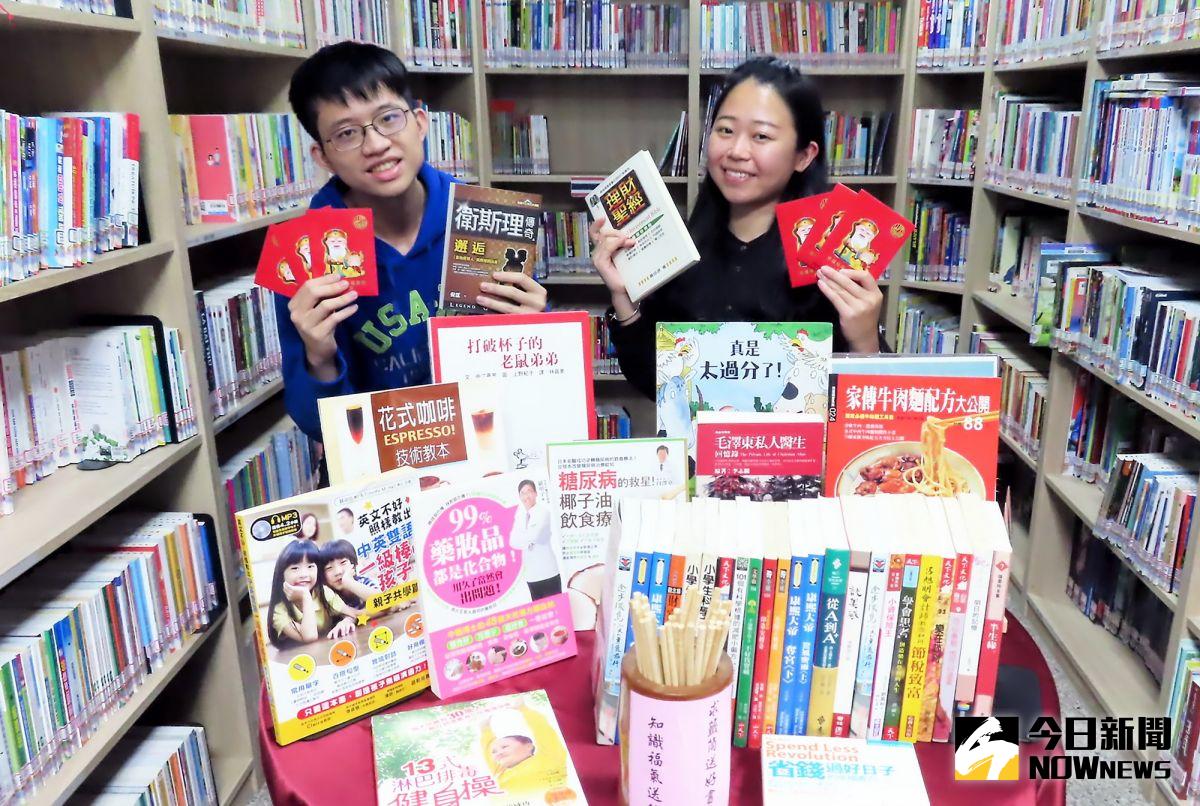 ▲農曆2月2日是土地公的生日，中和分館特與烘爐地南山福德宮攜手合作，準備200份發財金，將送給到圖書館借書的民眾。（圖／記者陳志仁攝，2021.03.12）