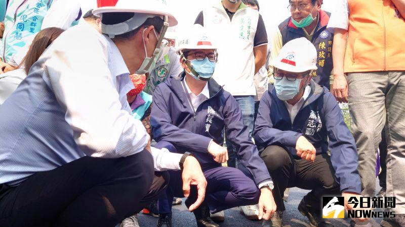 ▲高雄市長陳其邁今(12)日到海富路視察道路重新刨鋪的施工狀況。(圖/記者鄭婷襄攝,2021.03.12)