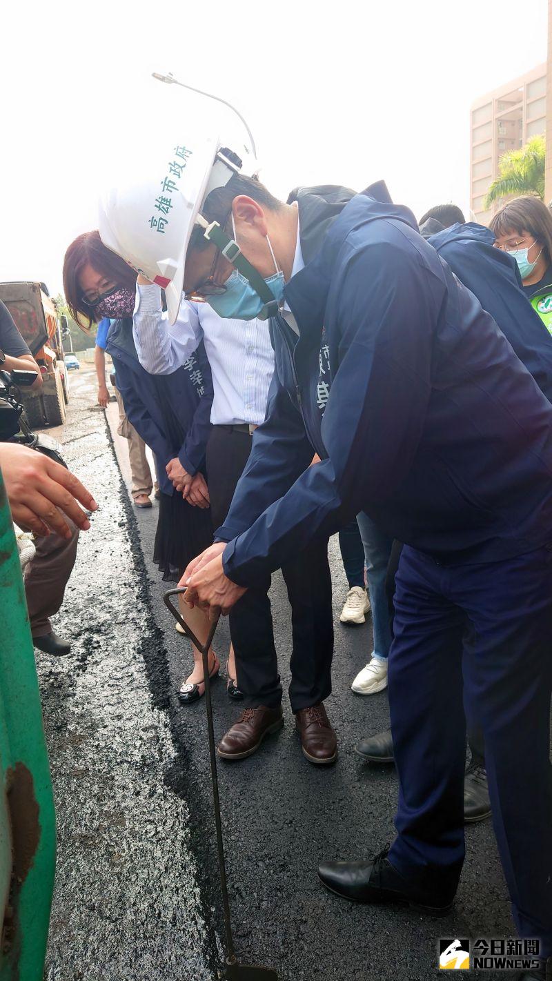▲高雄市長陳其邁現場量測瀝青材料厚度。(圖/記者鄭婷襄攝,2021.03.12)