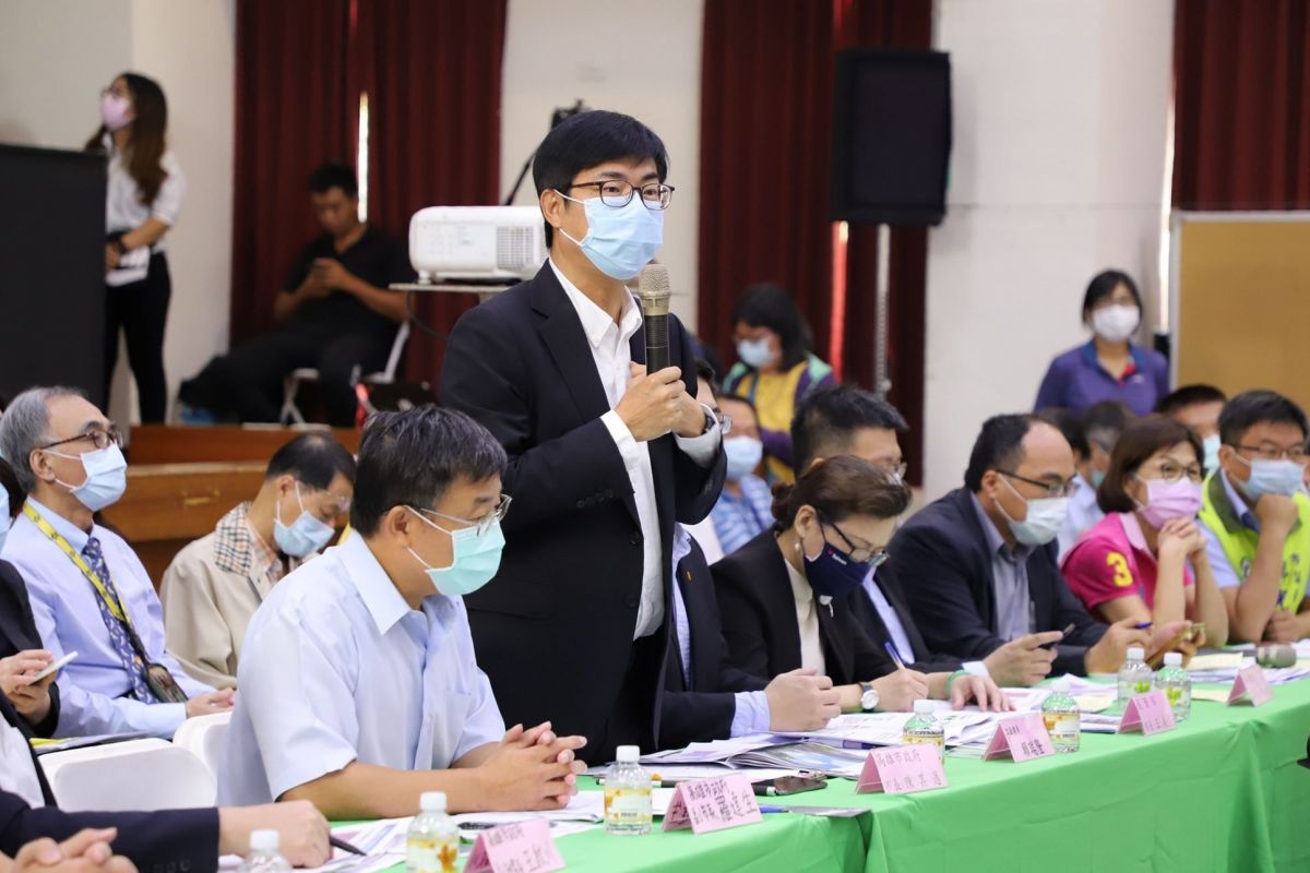 ▲高雄市長陳其邁去年9月親向大林蒲居民說明草案並多次表達大林蒲遷村計畫將持續與當地居民溝通。（圖／高雄市政府提供）