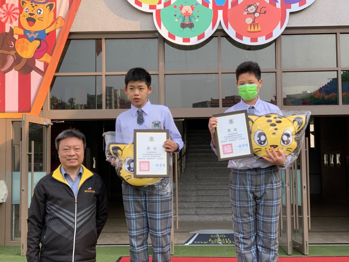 ▲台中葳格國際學校小六學生陳郁鈞，首次參加多益檢定獲885分，校長陳世銘肯定他做學問全力以赴態度。（圖／葳格提供）