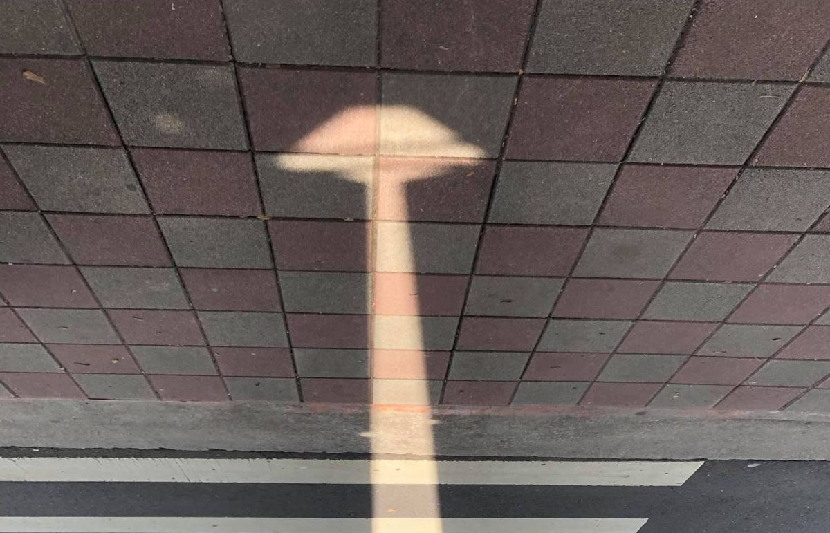 ▲台北士林竟出現幽浮的倒影，真相曝光讓網友嗨炸。（圖／翻攝自臉書《路上觀察學院》）