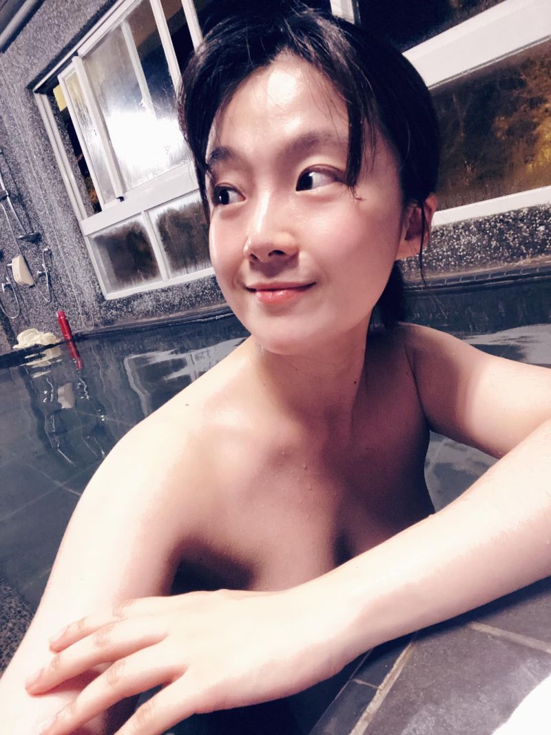 ▲▼楊小黎全裸洗溫泉,前後春光一次放送。(圖/楊小黎臉書)