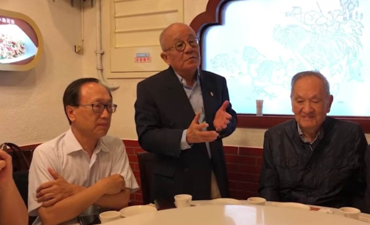 ▲台灣知名旅澳學者邱垂亮教授（中）辭世，享壽84歲，學者李筱峰（左）在臉書貼文悼念。（圖，翻攝李筱峰臉書影片）