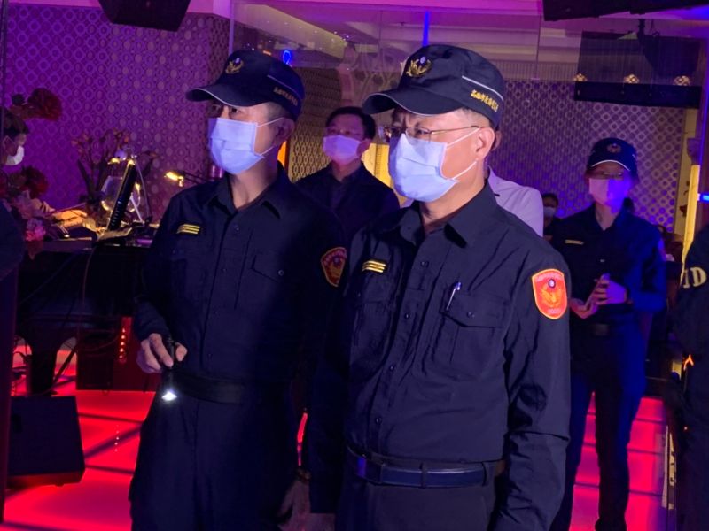 ▲警察局長黃明昭親自到臨檢處所激勵員警士氣。(圖/苓雅分局提供)