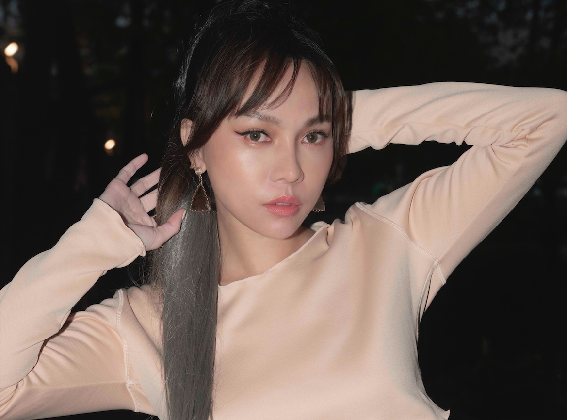 ▲林采欣辣秀腹肌。（圖／華納音樂提供）