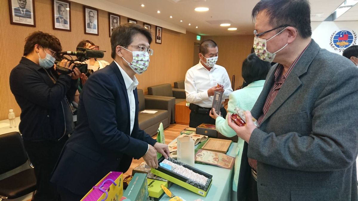 ▲行政院僑委會特別舉行「全球僑台商逗陣挺自由旺來」記者會，高雄市農業局應邀出席，並在現場展示當地的農產加工精品。（圖／高市農業局提供）