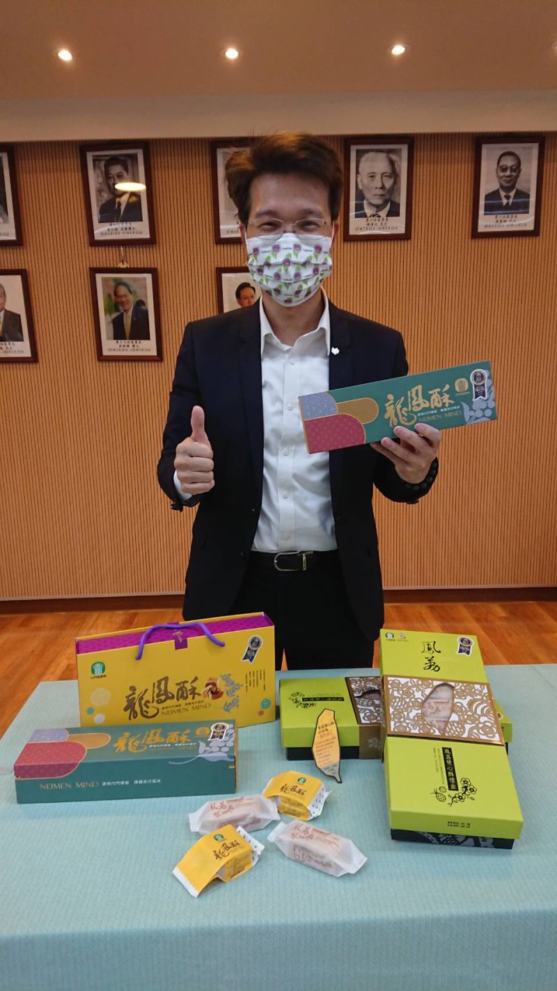 ▲高雄市農業局代局長王正一於「全球僑臺商逗陣挺臺灣自由鳳梨」記者會推銷高雄市當地的農產加工精品。(圖/高市農業局提供)
