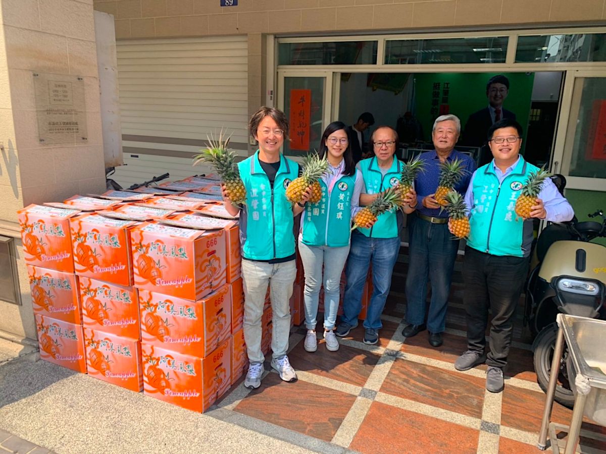 ▲中市議員江肇國與神農獎果農陳映延，發送逾2000斤的鳳梨贈予中西區關懷據點(圖／江肇國服務處提供2021.3.13)
