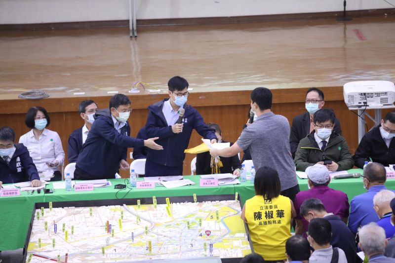 ▲高雄市政府今天在大林蒲當地舉辦首場遷村計畫書說明會,不過在說明會還沒開始現場有部分民眾表達反對遷村,陳其邁也積極面對溝通。(圖/高市府提供)