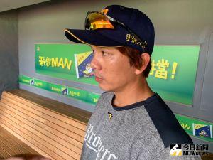 中職／周思齊開轟感動！「希望他們寫下自己的故事」
