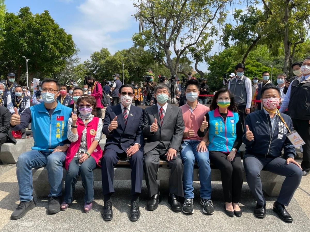 ▲前總統馬英九和國民黨立委蔣萬安出席同場活動，被問及是否挺蔣萬安選北市長，馬英九說，誰代表國民黨就挺誰。（圖／取自國民黨立委蔣萬安臉書）