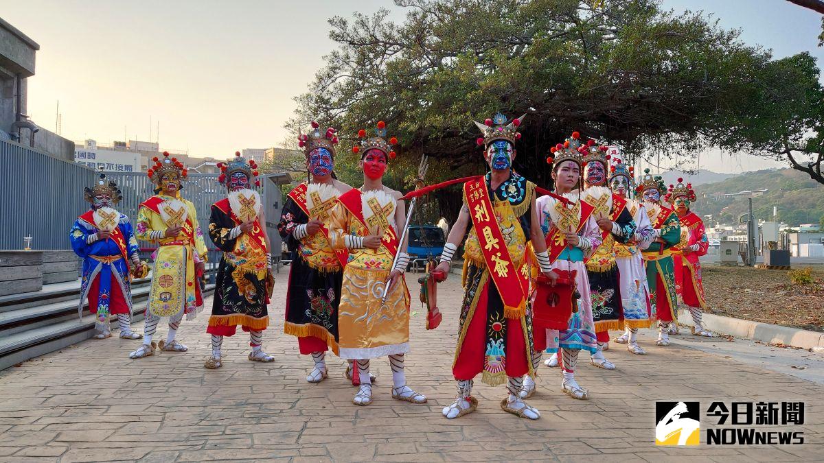 ▲「2021哈瑪星濱線祭」今日登場，鼓山地嶽殿吉勝堂八家將現場展演陣法「四星」及「八卦」，為開幕儀式掀起熱潮。（圖／記者鄭婷襄攝，2021.03.13）