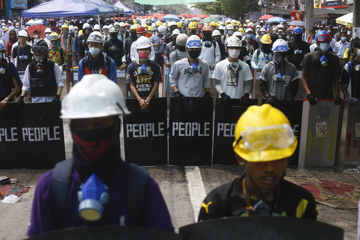 ▲緬甸軍方2月發動政變，將文人政府高層軟禁，軍政府近日使用武力鎮壓抗議民眾，導致軍民衝突持續升高。（圖／美聯社／達志影像）