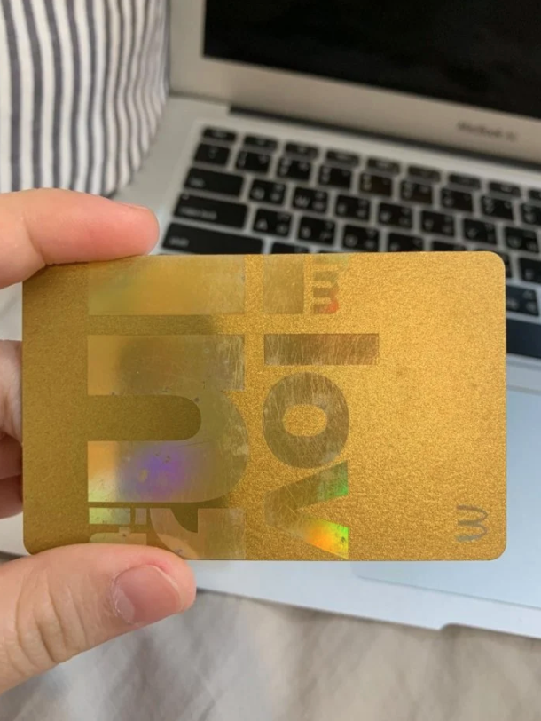 ▲女網友PO出姊姊送她的麥當勞「神秘金卡」。(圖/翻攝自《Dcard》)