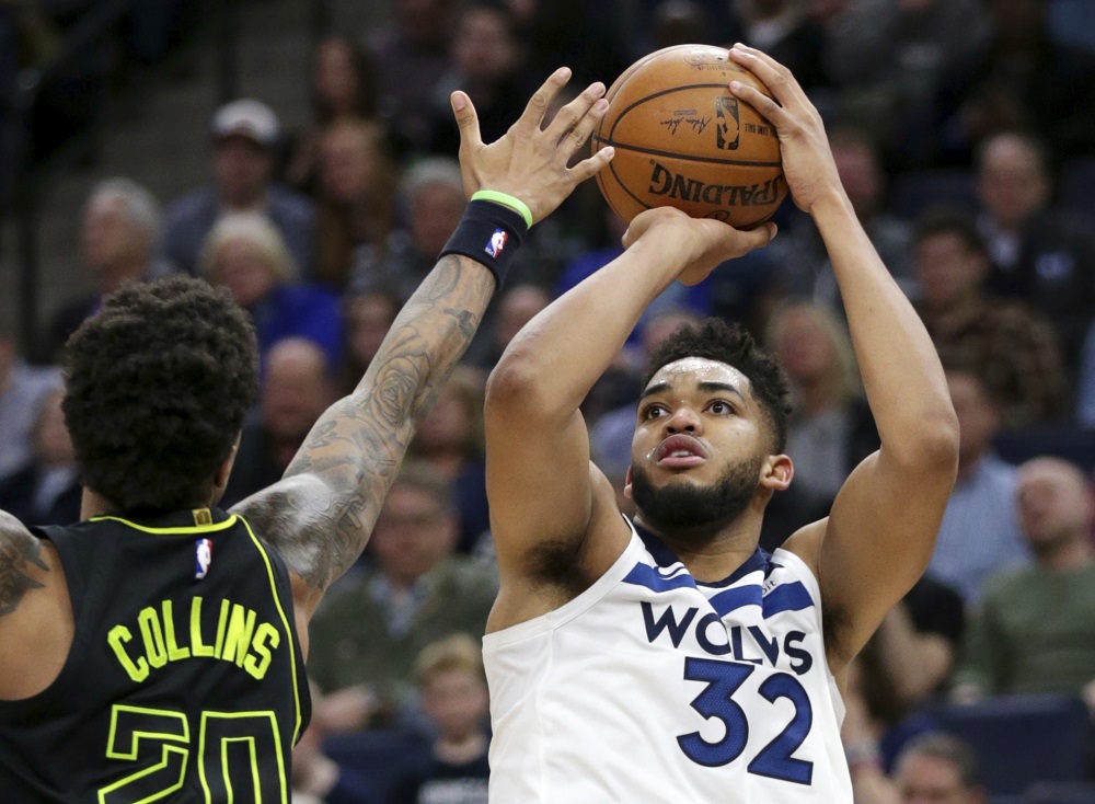 ▲Karl-Anthony Town對決John Collins。（圖／美聯社／達志影像）