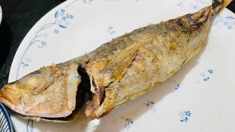 ▲有大量過來人詳細分享了煎魚神技術「不要太早翻魚和油溫要熱」。(示意圖/廚藝公社)