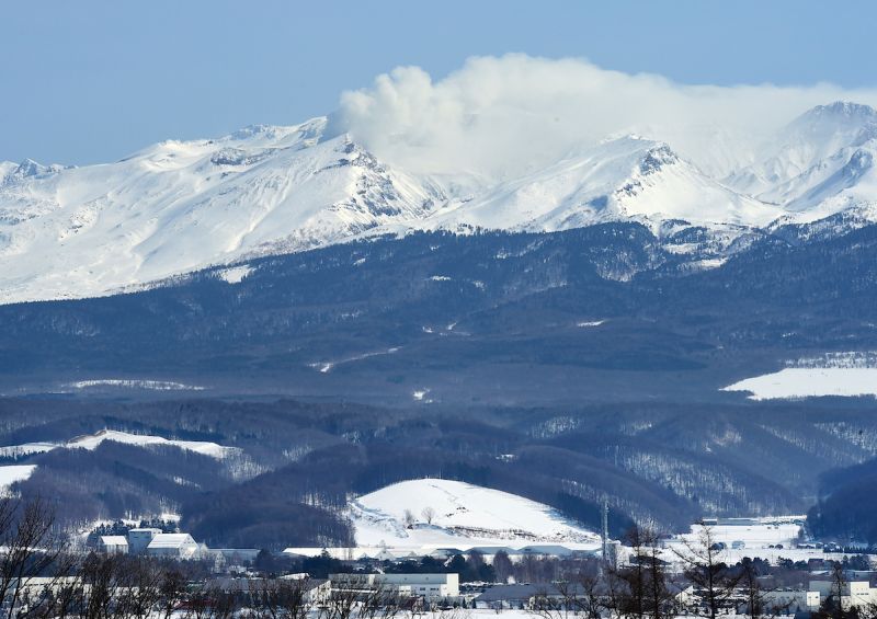 ▲日本第三高活火山「乘鞍岳」今日上午驚傳發生雪崩，有滑雪客疑似遭到活埋，搜救人員正在進行搶救。（圖／美聯社／達志影像）