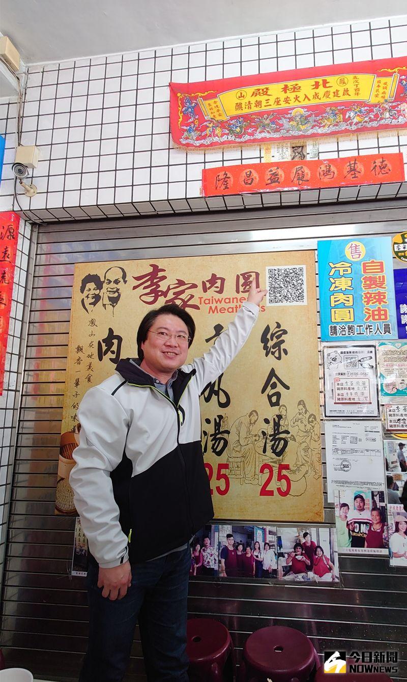 ▲肉圓店的春聯出現「基」、「隆」二字,讓基隆市長林右昌覺得實在很巧。(圖/記者鄭婷襄攝,2021.03.14)